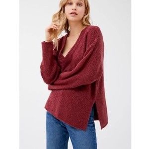 URBAN OUTFITTERS UO Rosie Cozy Oversized V-Neck Sweater in Red Chenille Split